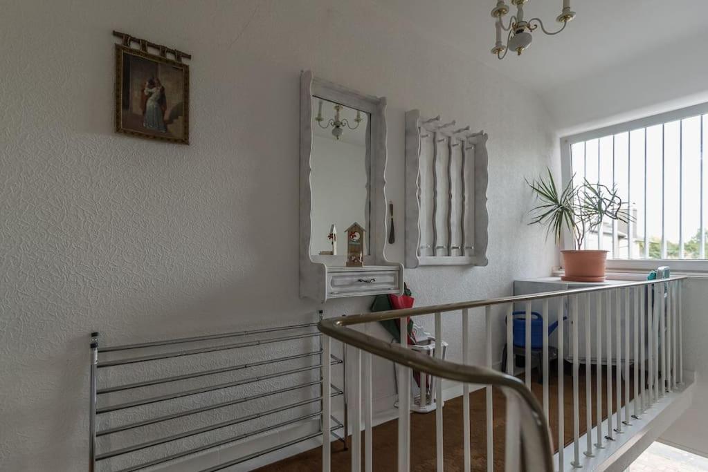 Schoene Lichtdurchflutete Mit Balkon Apartment